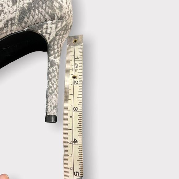 Charles David - Soft Fabric Snake Skin Print Heeled Booties - 6.5M - Picture 2 of 5
